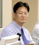 平井　拓己　氏