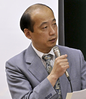 植野　雄司　委員長