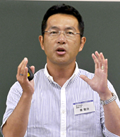 秦　敬治　氏